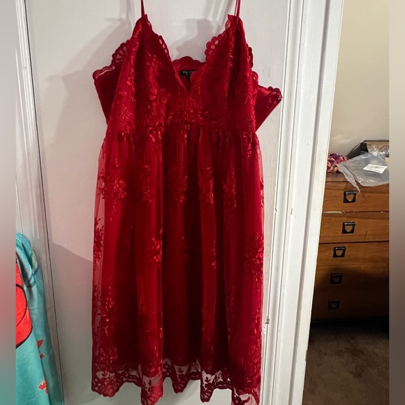 Gosh this dress is amazing but it does not fit me any longer - Picture 1 of 8